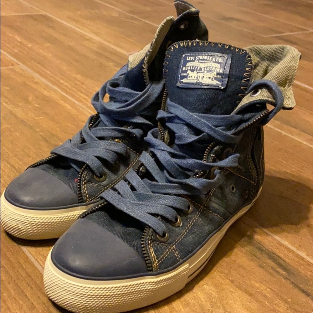 Levi chucks